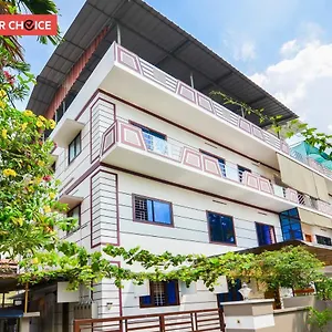 *** Guest house Oyo 81801 Akash India